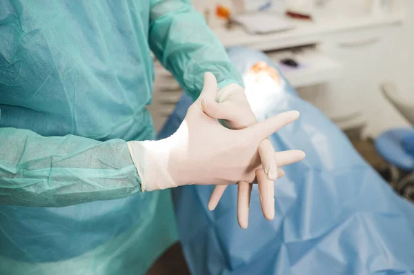 Χειρουργός Που Φοράει Γάντια Πριν Από Την Επέμβαση — Φωτογραφία Αρχείου