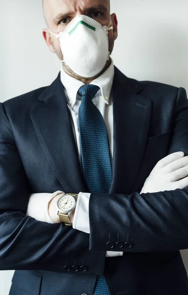 Affärsman Med Mask Och Latexhandskar — Stockfoto