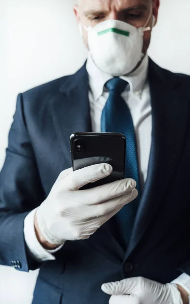 Omul Afaceri Mască Mănuși Din Latex Folosind Telefonul Inteligent — Fotografie, imagine de stoc