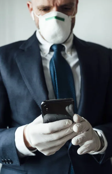 Omul Afaceri Mască Mănuși Din Latex Folosind Telefonul Inteligent — Fotografie, imagine de stoc