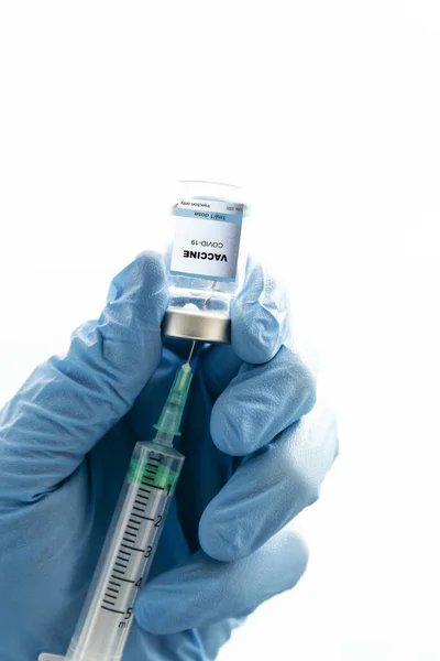 Lékař Připravuje Vakcínu Coronavirus Pro Infikovanou Osobu — Stock fotografie