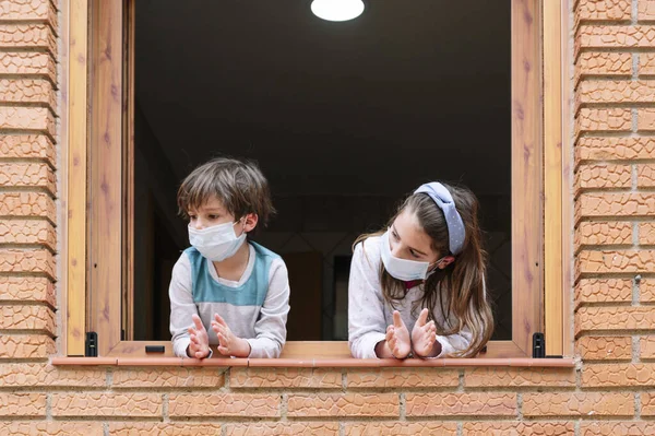 Kleine Brüder Die Aus Dem Fenster Schauen — Stockfoto