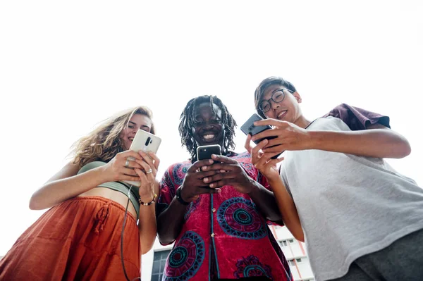 Grupo Amigos Rua Com Smartphone — Fotografia de Stock