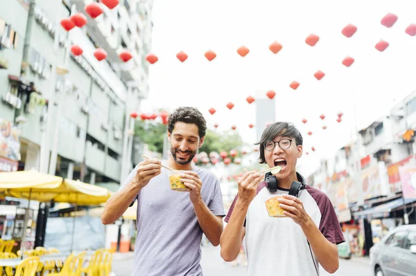 Dois Amigos Comendo Comida Chinesa Rua — Fotografia de Stock