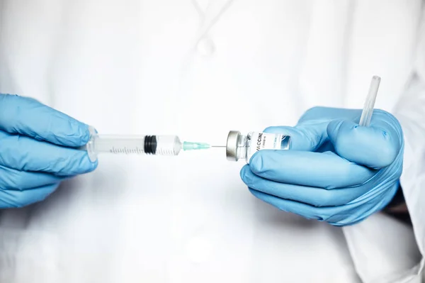 Perawat Tangan Menyiapkan Coronavirus Vaccine — Stok Foto