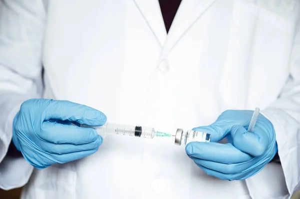 Perawat Tangan Menyiapkan Coronavirus Vaccine — Stok Foto