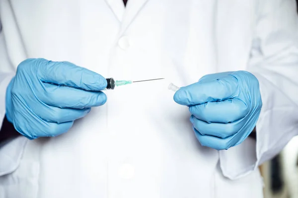 Ręka Pielęgniarki Przygotowuje Szczepionkę Przeciw Koronawirusowi Obrazek Stockowy