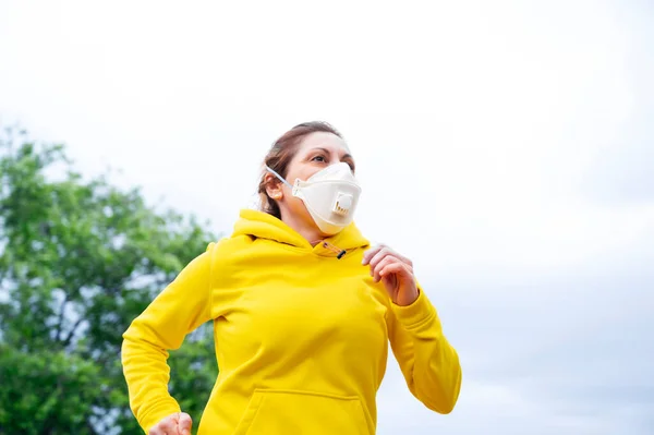 Wanita Melakukan Olahraga Selama Karantina Coronavirus — Stok Foto