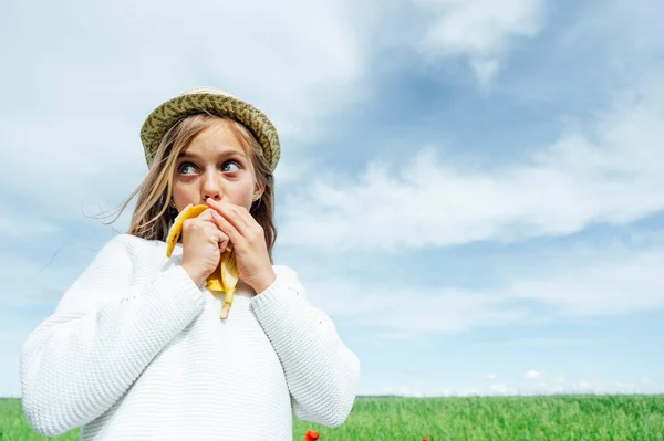 Gadis Pirang Kecil Makan Pisang Lapangan — Stok Foto
