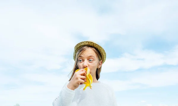 Gadis Pirang Kecil Makan Pisang Lapangan — Stok Foto