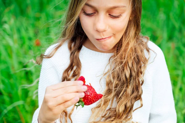 Niña Rubia Comiendo Fresas Campo —  Fotos de Stock