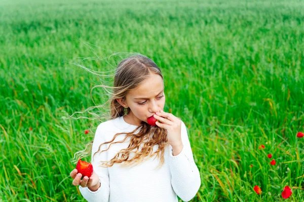 Gadis Pirang Kecil Makan Stroberi Lapangan — Stok Foto