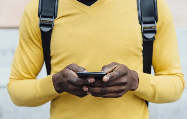 Όμορφος Αφροαμερικανός Άνδρας Αγνώριστος Smartphone — Φωτογραφία Αρχείου