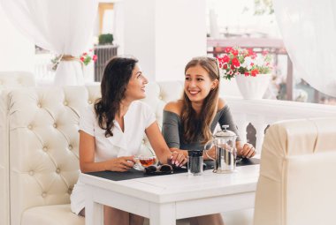  kızı ve annesi Öğle Yemeği