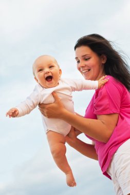 Güzel anne ve bebek dışarıda.