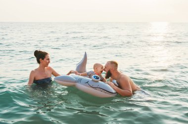 Baba ve anne ile Bebek Yüzme