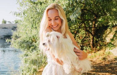  sarışın kadın kucaklama Malta köpeği
