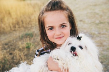 Kız sarılma Malta köpeği
