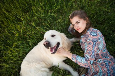  açık havada oynayan onun köpek kadınla.