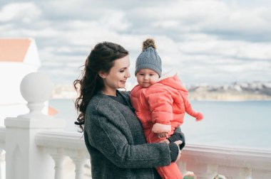 Anne bebeği ile oynama 