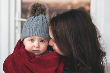 güzel sevgi dolu anne ve bebeği
