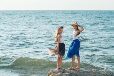 iki küçük kız kardeş