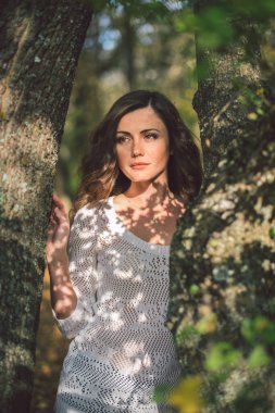 parkta üzerinde yürüyen kadın