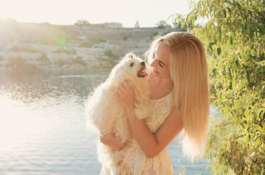  sarışın kadın kucaklama Malta köpeği