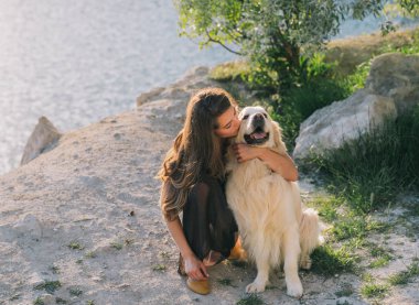  açık havada oynayan onun köpek kadınla.