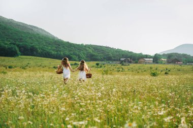 bir alanda çalışan çocuk kız