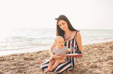 genç annenin bebeği ile oynama