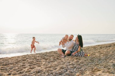Anne, baba ve çocuklarının Yüzme