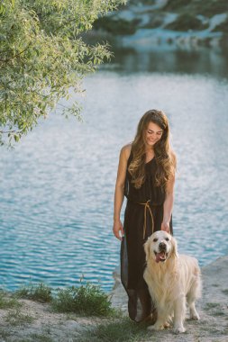 açık havada oynayan onun köpek kadınla.