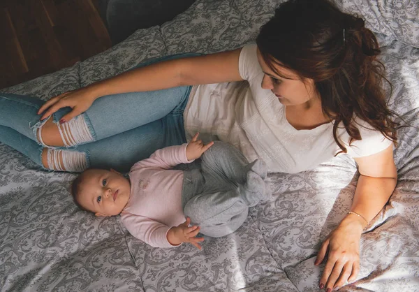 Joven mamá y su bebé — Foto de Stock