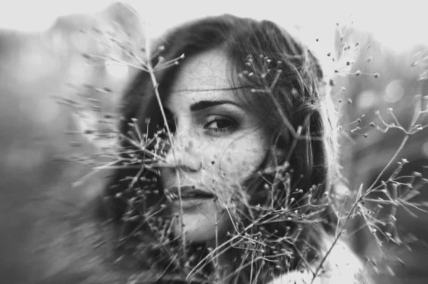 Portrait de fille avec des taches de rousseur — Photo