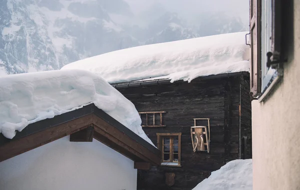 Casas suizas en la nieve — Foto de Stock