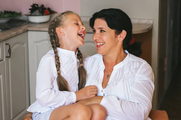 Mom and her little daughter — Stock Photo, Image