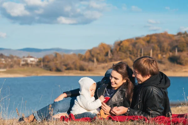 Молодая семья веселится на открытом воздухе — стоковое фото