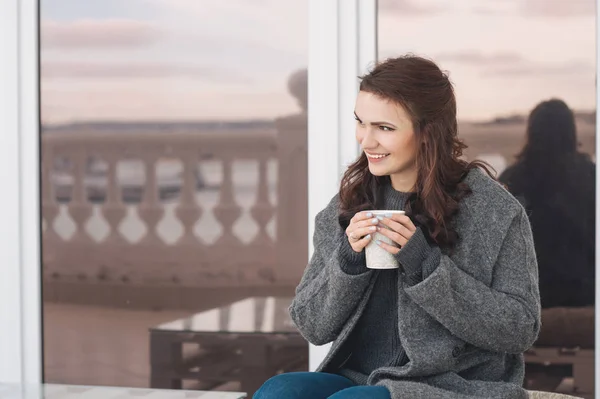 Woman relaxing and drinking coffee — Stock Photo, Image