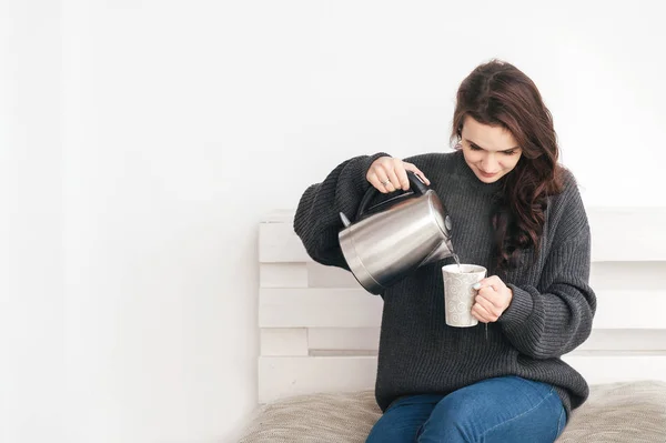 Young woman brewing tea — Stock Photo, Image