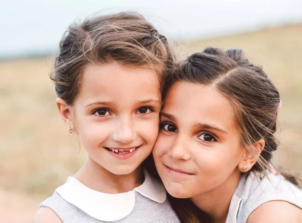 Dos niñas hermanas —  Fotos de Stock