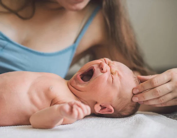 Mãe e seu menino recém-nascido — Fotografia de Stock