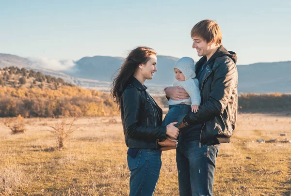 Familia joven divirtiéndose al aire libre —  Fotos de Stock