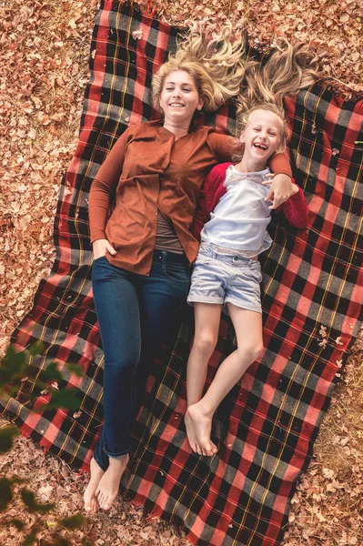 Retrato de hermanas sonrientes —  Fotos de Stock