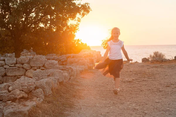 Счастливая маленькая девочка бежит — стоковое фото