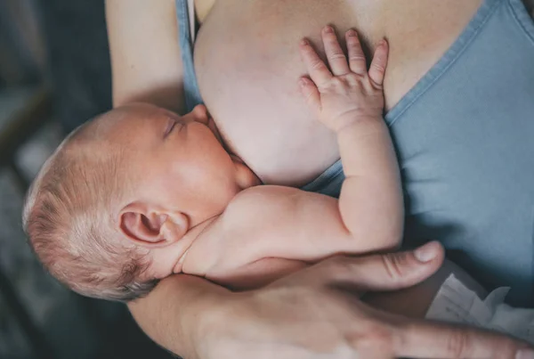 Mãe amamentando seu bebê recém-nascido menino — Fotografia de Stock