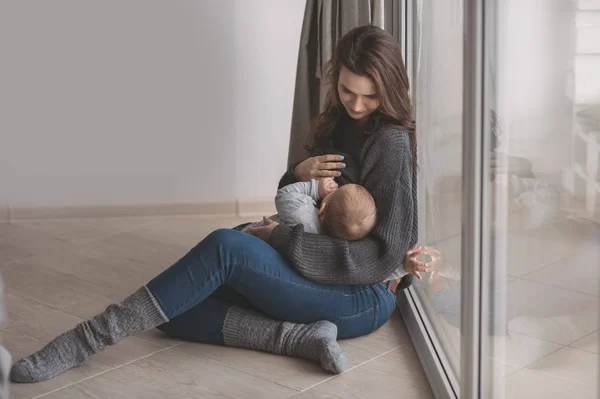 Madre joven amamantando a su bebé —  Fotos de Stock