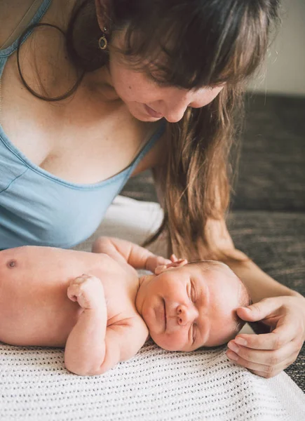 Madre y su bebé recién nacido —  Fotos de Stock