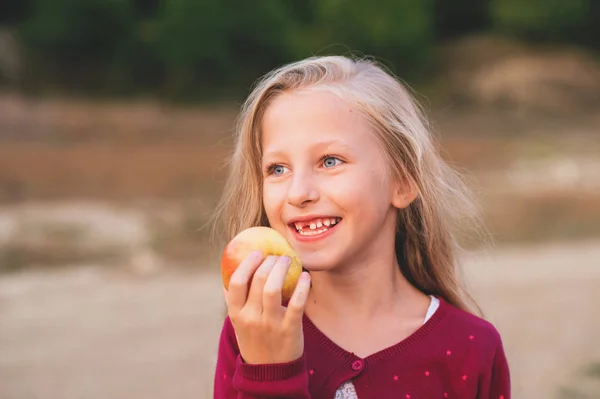 Roztomilá dívka smailing — Stock fotografie