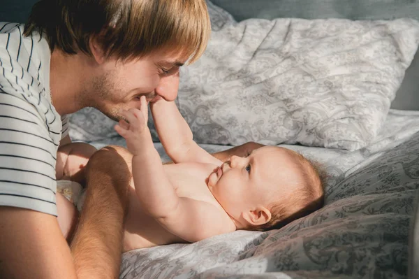 Padre joven con una niña —  Fotos de Stock